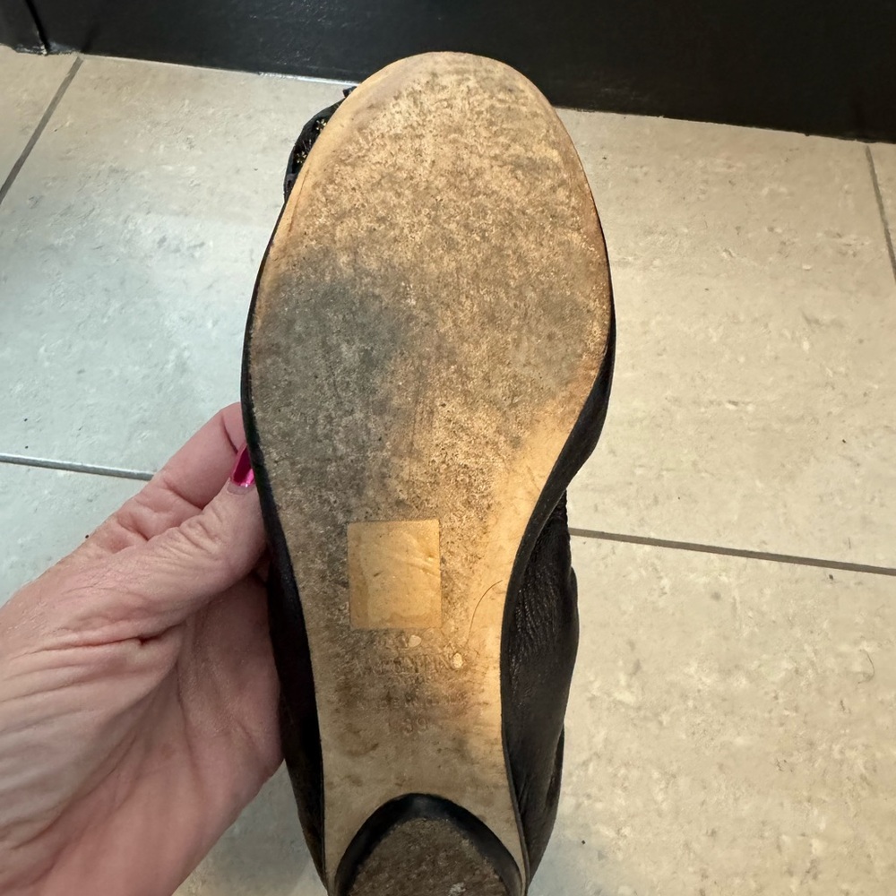 Valentino Garavani Black Leather Rosette Stud Ballet Flats - Picture 7 of 7